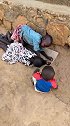 非洲农村的小孩玩累了就躺在地上休息，也不怕感冒吗