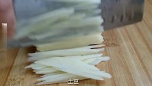 一个土豆3根黄瓜，这种做法太好吃，简单快速，开胃又解腻