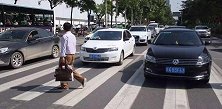 近年来为何取消礼让行人呼声越来越高，车主：让不让都是自己出钱