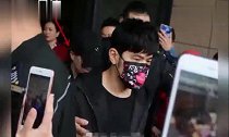 周杰伦口罩遮面低头疾走,妻子昆凌紧随但全程零交流