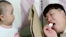 爸爸躲起来偷吃雪糕被宝宝发现，接下来宝宝的反应，真的萌翻了