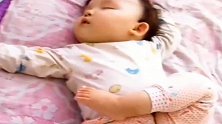 姑娘你睡个觉都能成这样，你要去了幼儿园，肯定是幼儿园扛把子！