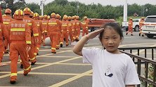 安徽阜阳：女孩路遇消防队伍驰援河南，敬军礼向蓝朋友致敬