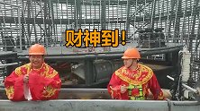“上海之巅”别样迎财神：擦窗工人扮财神从天而降与游客互动