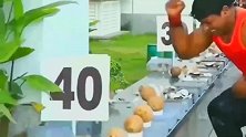 印度大叔一分钟，用手锤烂130个椰子，印度也练铁砂掌
