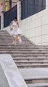 这是不是女生穿高跟鞋下楼梯的样子？