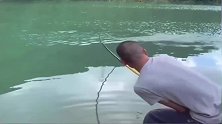 小伙钓鱼钓到大货，就是鱼太大了，直接把竿子拽断了