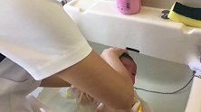 来看看产科护士怎么给新生儿洗澡，这条毛巾是宝宝不哭闹的秘诀