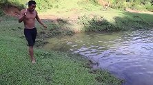 林场夫妇河边设陷阱抓鱼，连挖3个陷阱，看看能抓到鱼吗？