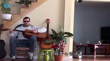 橘猫肚子饿了，眼巴巴的趴在床边看着熟睡的主人，太可爱了