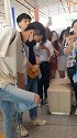 看看这是哪位？机场安检摸胡子？网友调侃：没胡子！