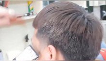 20多岁小伙头发花白很显老，发型师这样剪，精神又帅气