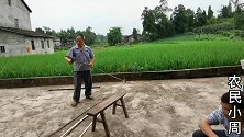 罗表叔帮小周制作农具，老田在旁边指导，俩人差点吵起来