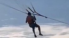 墨西哥：游客坐滑翔伞升空 不料背带突然断裂