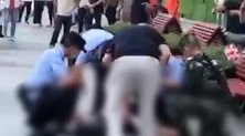 警方通报：郑州二七广场一男子当街持斧砍人 斧头是平时干活用的