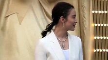 小宋佳一身白色西装亮相活动，这气质太好了，看着就喜欢！