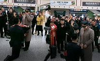 高铁站内，小伙突然跪下向女友求婚，众人围观下女友当场感动落泪