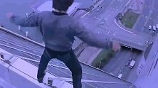 李连杰这一跳价值1个亿，成龙这一跳，跳出了吉尼斯记录！