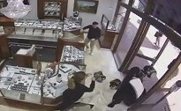 美国：加州一珠宝店遭遇抢劫，店员反击合力打跑劫匪