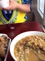 东北最善良的姐姐照顾40岁智障弟弟吃美食