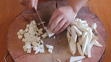 杏鲍菇怎么做好吃，大厨教你炒杏鲍菇，比鲍鱼还要香，吃的真过瘾