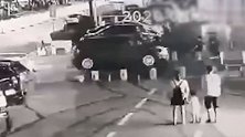 监控实拍！汽车开上水泥墩上演蹦蹦车 路人原地惊呆