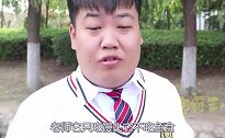 学霸王小九：老师带学生去公园喂鱼，王小九却喂鱼喝奶茶，太逗了