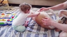 妈妈吩咐猫咪照顾小宝宝，于是就出现了这一幕，妈妈都笑岔气了