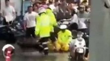 海南海口：外卖小哥暴雨中抽搐摔倒后窒息，交警救回他一命