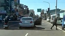 中国台湾：女子从轿车内摔出 民众报警揪出司机竟是通缉犯