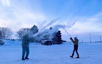 会玩！美国一对夫妻零下20度的温度下用水枪装满热水互相喷射