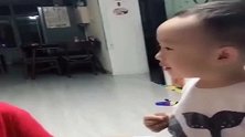 为了多吃一口，二胎弟弟委曲求全，下一幕看完忍住别笑！