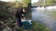 打窝子放地笼，想要“空军”都很难，中了四条大鲫鱼