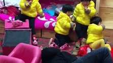 家有四胞胎女儿，四姐妹哭声真是大！爸爸假装晕倒，都没一个人管
