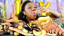 大姐吃海鲜大餐，有大龙虾、贻贝、帝王蟹和大虾，看得眼花缭乱
