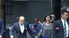 李嘉诚牵着小32岁的女友，保镖紧跟其后，有钱就是好，可以娶年轻的小姑娘