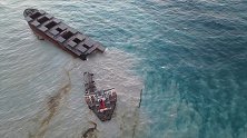 航拍毛里求斯海域漏油货轮：船身断裂成两截 海面被燃油染成灰色