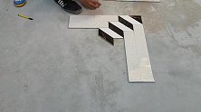 新来的贴砖工，用普通的瓷砖摆出3D效果，工头给500一天