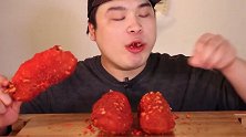 小哥吃“炸热狗”，这么大根还是第一次见
