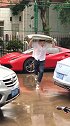 原来开豪车的也这么接地气，雨中这波操作稳了！