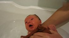 刚出生一周的新生儿在家洗澡，从开始害怕到安静享受，太有趣了