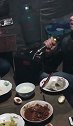 菜棚哥吃饭还不忘唱歌，一开口，不愧是模仿王杰第一人！