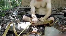 牛人退居深山老林,看完钻木取火全过程,原来比我想象中难多了