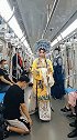 穿着戏服进地铁，是我的气场太强大了吗，乘客都给跪下了！