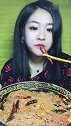 炸的辣椒太香了，小姐姐一口接一口，酥脆的口感回味无穷