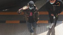 王一博摔车风波后首现身机场 穿迷彩外套造型低调步伐匆匆