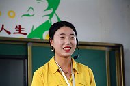 只有十几个孩子的山村小学上表演课