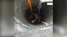 爬上井盖自拍，不料井盖突然碎裂！印尼一家三口摔入12米深井