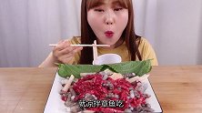 韩国美女挑战，一口怕是要吞掉整个鱿鱼，看这吃相真是太馋人了
