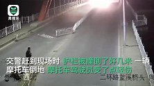 “兜风”奔驰撞断护栏刮倒对向摩托逃离，肇事司机未满14岁